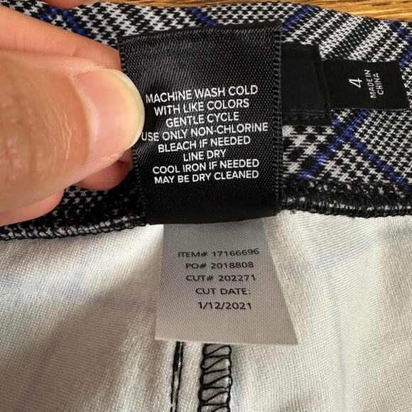 Torrid Pull-On Relaxed Taper Studio Luxe Ponte High-Rise Pant - Picture 7 of 9